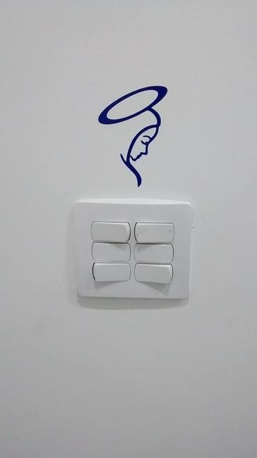Adesivo acima do interruptor da sala.