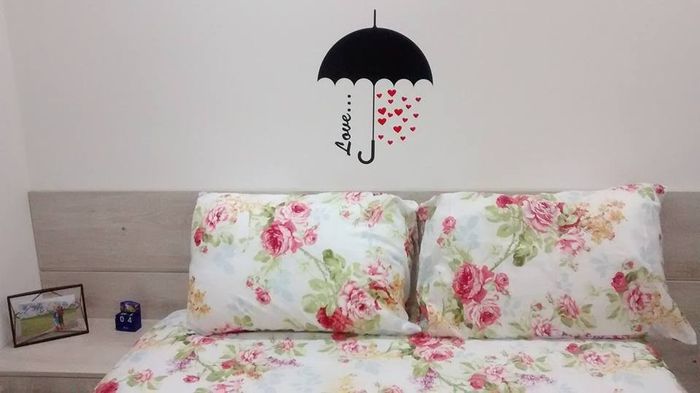 Adesivo na cabeceira da cama.