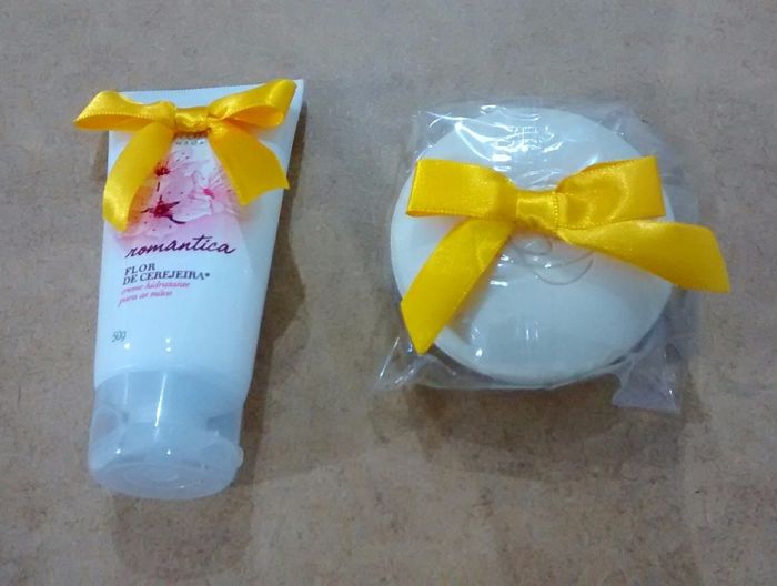 Item que compõe o presente: creme para as mãos e sabonete.