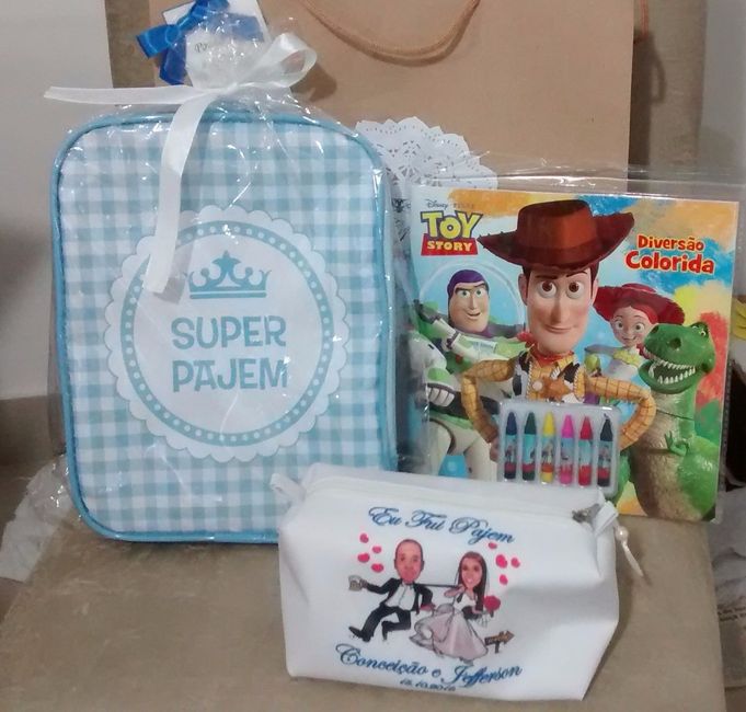Presente pajem: mochila, necessaire e livro para colorir.