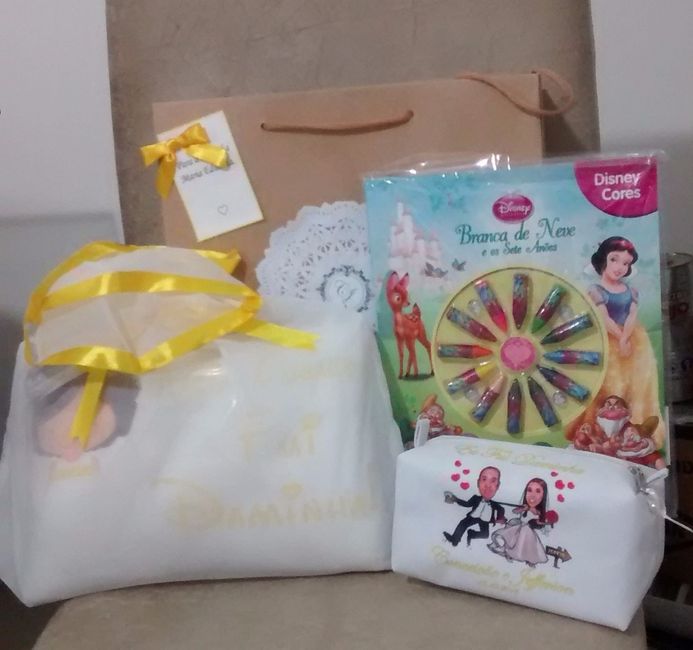 Presente daminha 1: livro para colorir branca de neve, necessarie e almofada + toalhinha