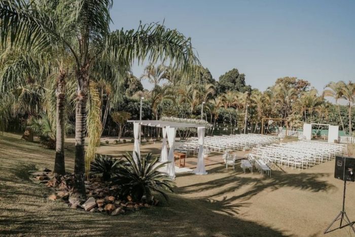 Chuva e insetos em casamento ao ar livre - 1