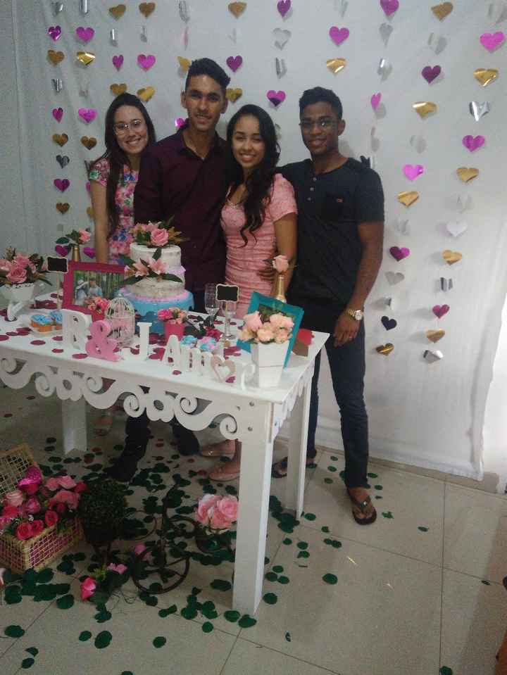 Comprei todas as flores, os quadros, cortei os corações pra fazer a cortina ♥ eu e minhas amigas que