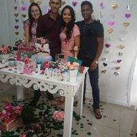 Comprei todas as flores, os quadros, cortei os corações pra fazer a cortina ♥ eu e minhas amigas que