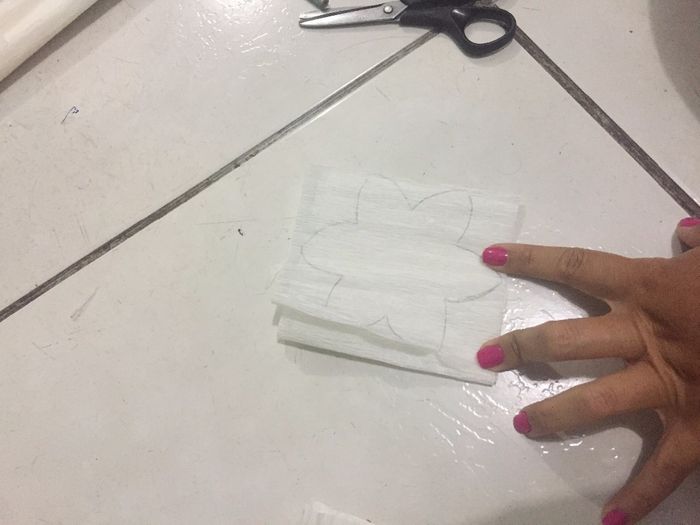 Dobrar o papel em no mínimo seis lados (tipo um leque) e riscar o molde
