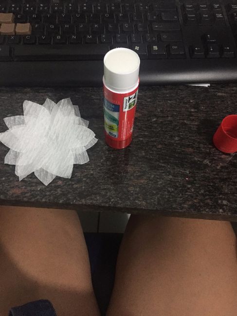 Use um tubo de cola grande
