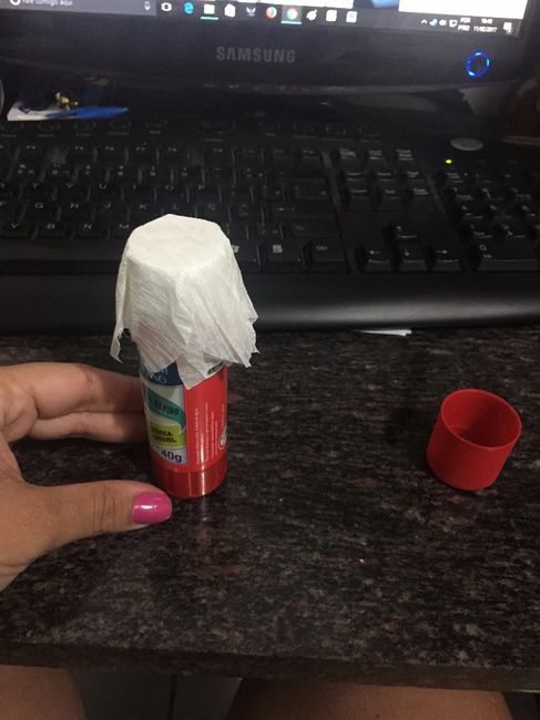 Encaixe a flor (seca) sob o tubo e dobre as pétalas