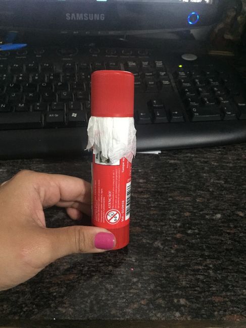 Feche a tampa da cola e aperte bem