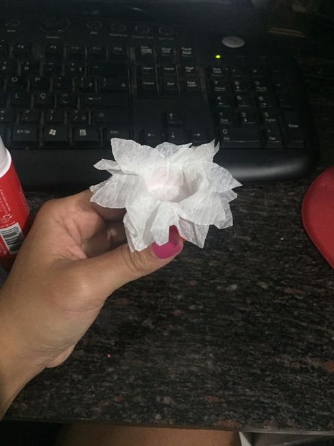 Destampe a cola e arrume as pétalas