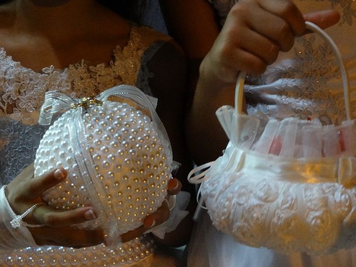 Porta-aliança (eu que fiz) e cesta de flores (comprei no Aliexpress)