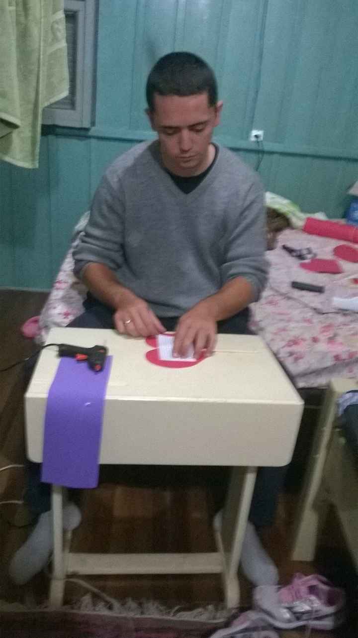 Noivinho montando acessórios para o vaso