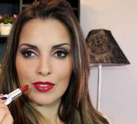 Olhos marcados e batom vermelho. Será? - 2