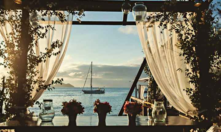 Casamento na praia, enfrente a lago ou mar...
