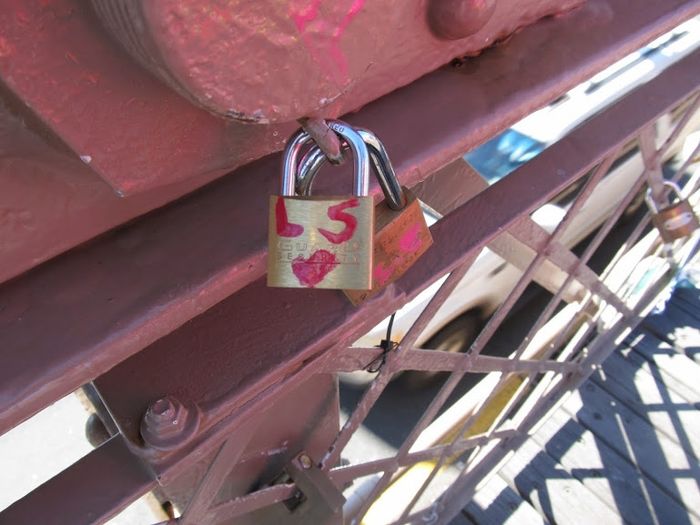 Ponte do Brooklyn e o amor trancado em cadeados