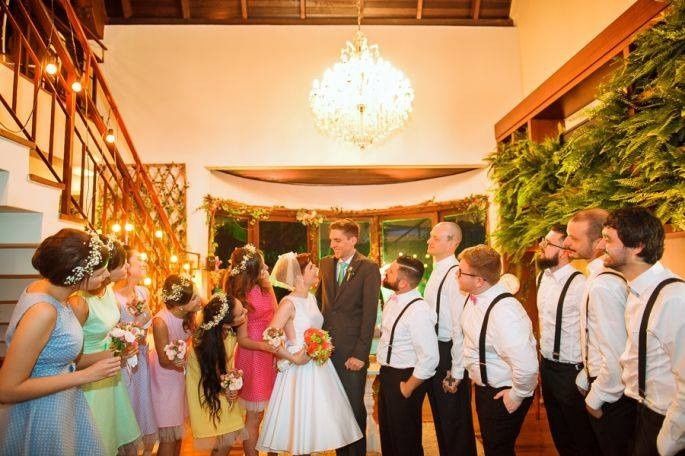 Casamento com damas e pajens adultos