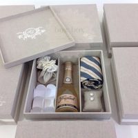 Caixa com gravata e brincos para serem usados no dia e outros mimos