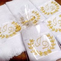 Toalhas bordadas com o nome deles