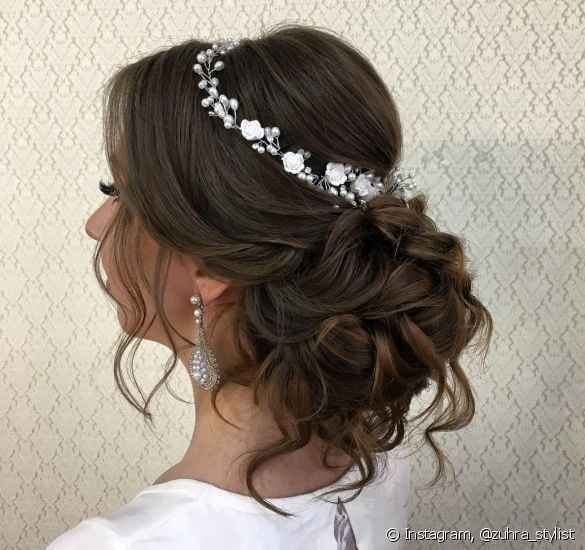 Uma noiva com flores no cabelo não quer guerra com ninguém: escolha como usá-las! 🌸 - 1