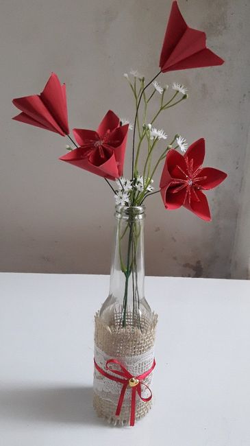 Minha garrafinha que fiz! Flor de papel tem o sem encanto tbm. 1