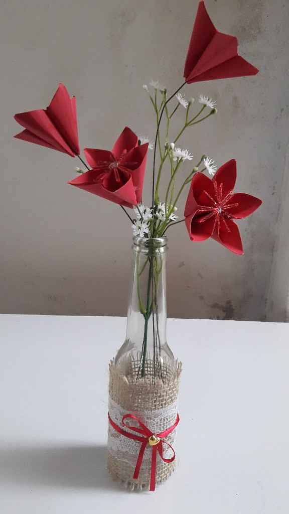 Minha garrafinha que fiz! Flor de papel tem o sem encanto tbm. - 1