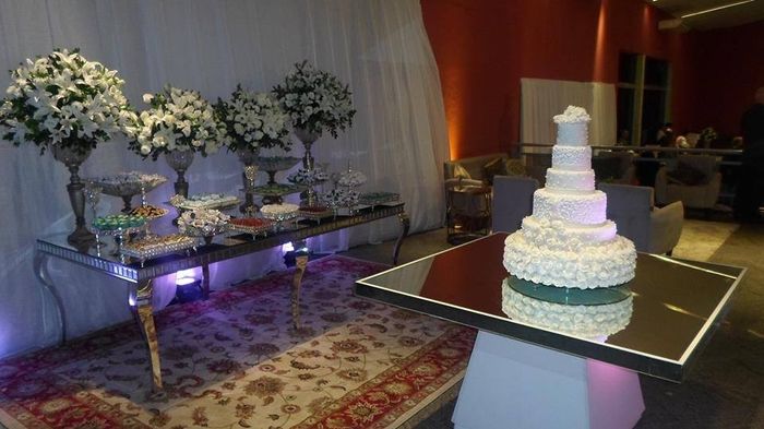 Doces, lounge e bolo fake