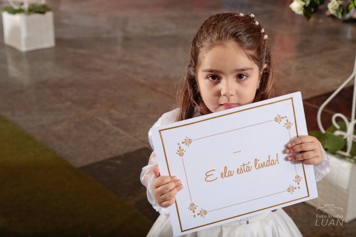 Gabriela com plaquinha