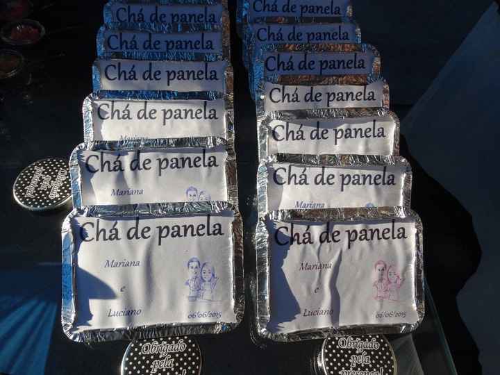 Marmitas que personalizei e coloquei amanteigados dentro.