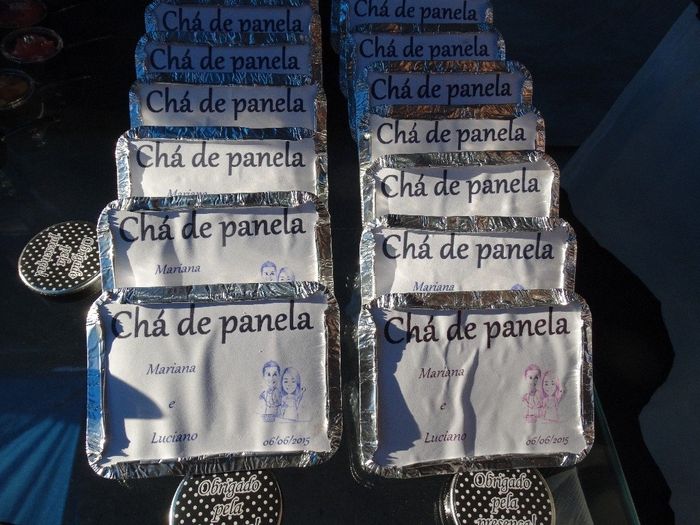 Marmitas que personalizei e coloquei amanteigados dentro.