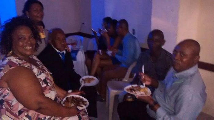 povo comendo na festa