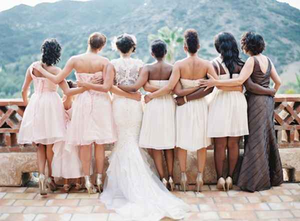 Acho que todo mundo já ouviu histórias de noivas que convidaram amigas para serem madrinhas e depois