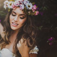 Opção B - Coroa de Flores -  cabelo solto