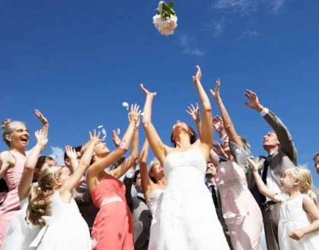 Jogar o bouquet ou bouquet com fitas??!😍 - 2