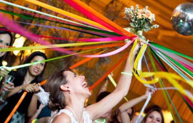 Jogar o bouquet ou bouquet com fitas??!😍 - 4