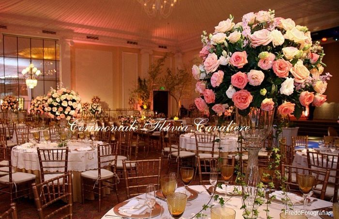 Decoração dourada com flores rosas