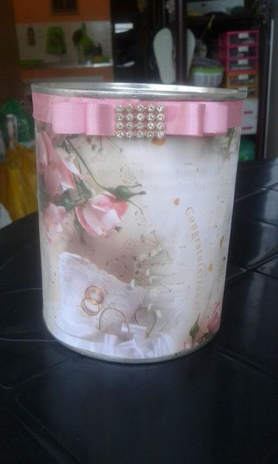 Latas de leite para decorar o banheiro da recepção.