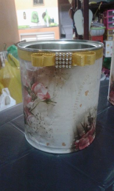 Latas de leite para decorar o banheiro masculino da recepção.