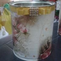 Latas de leite para decorar o banheiro masculino da recepção.