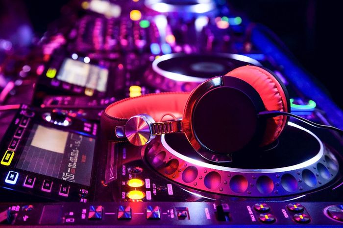 3- Apesar da minha família ser evangélica, contratamos um DJ
