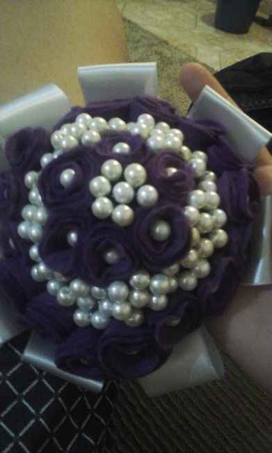 Quase pronto meu buque de pérolas e rosas de feltro - 1