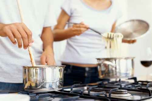 Casais cozinham junto!