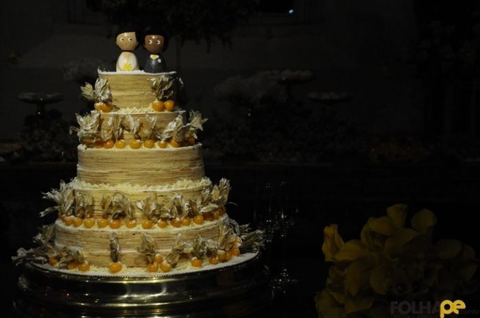 Bolo de noiva de rolo com frutinhas