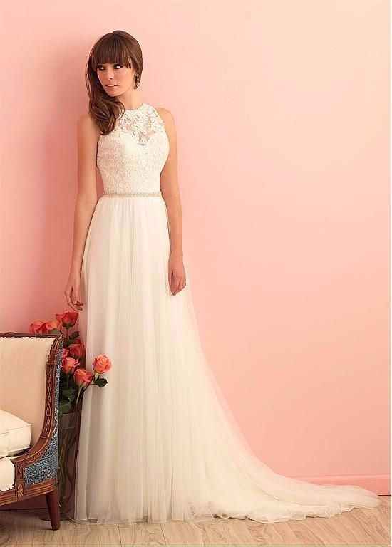 Vestido longo de tule simples, cintura média, em corte reto e decote ilusão com detalhes.