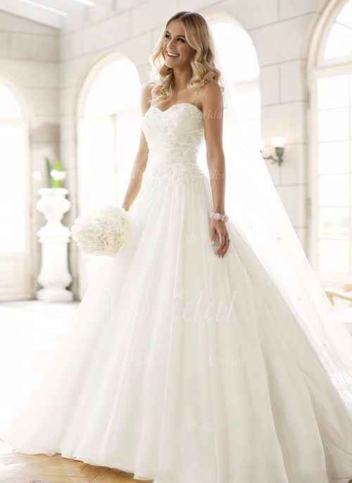 Vestido longo, corte em A, decote coração sem alça, tecido em organza com pregueado.