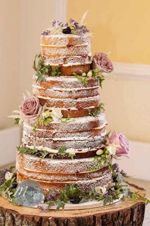 Naked Cake com recheio de caramelo (eu acho) e decorado com açúcar e flores.