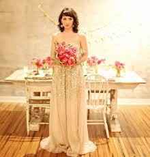 Vestido dourado buque rosa