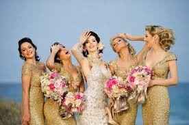 Vestido dourado com flores rosa