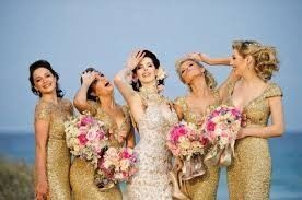 Vestido dourado com flores rosa