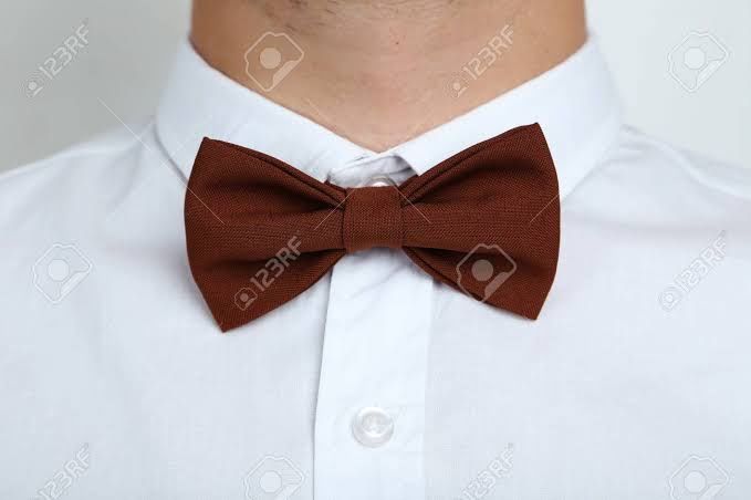 Inspiração Padrinho Calça Bege, cinto marrom e gravatinha marrom 2