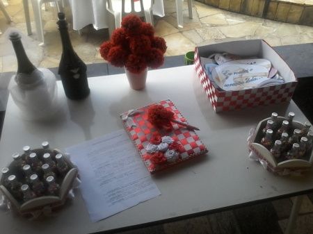 Mesa de lembrancinhas e caderno de assinatura