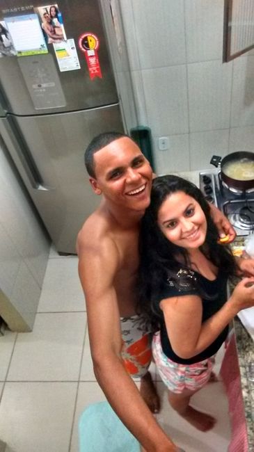 Na cozinha, tentando fazer comida, e ele me distraindo DE NOVO, rsrsrs